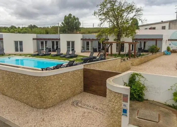 Charming House With Shared Pool In Atalaia, 110 M²